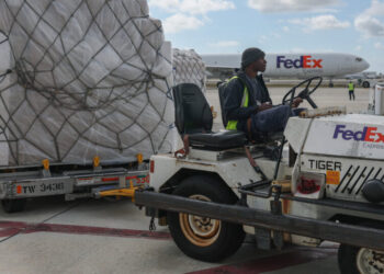 Businesses Push for Tariff Refunds as Trump Aides Hint at Fight to Come