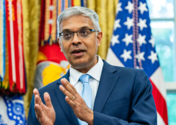 C.D.C.’s New Acting Director Draws Unexpected Praise From Agency Staff