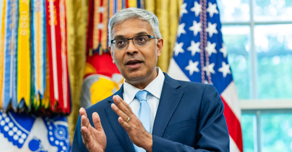 C.D.C.’s New Acting Director Draws Unexpected Praise From Agency Staff