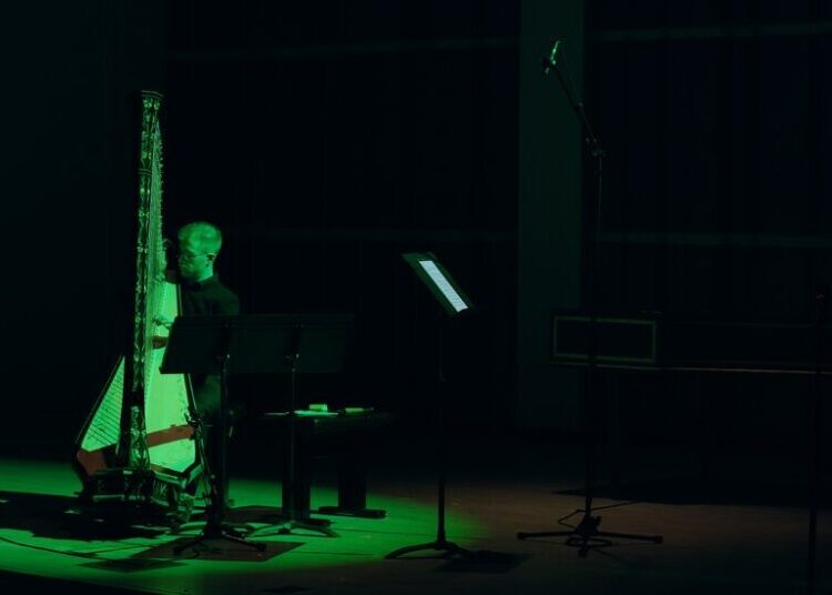 Review: A Harpist Merges Old and New, With Help From Friends
