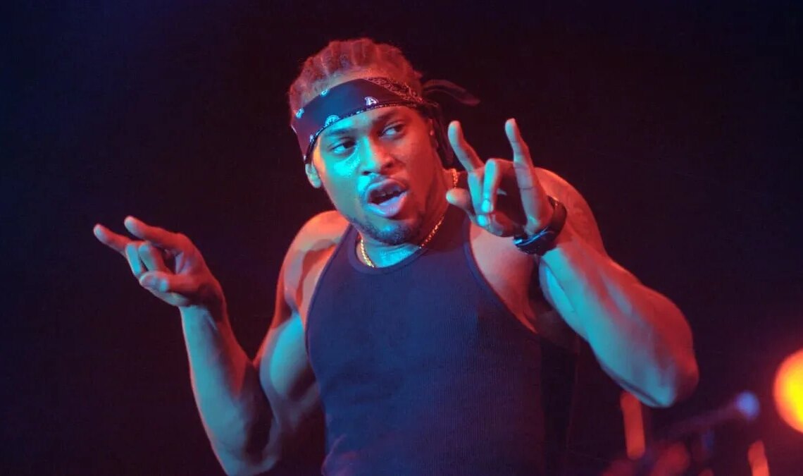 4 R&B Songs for People That Are Hopeless Romantics