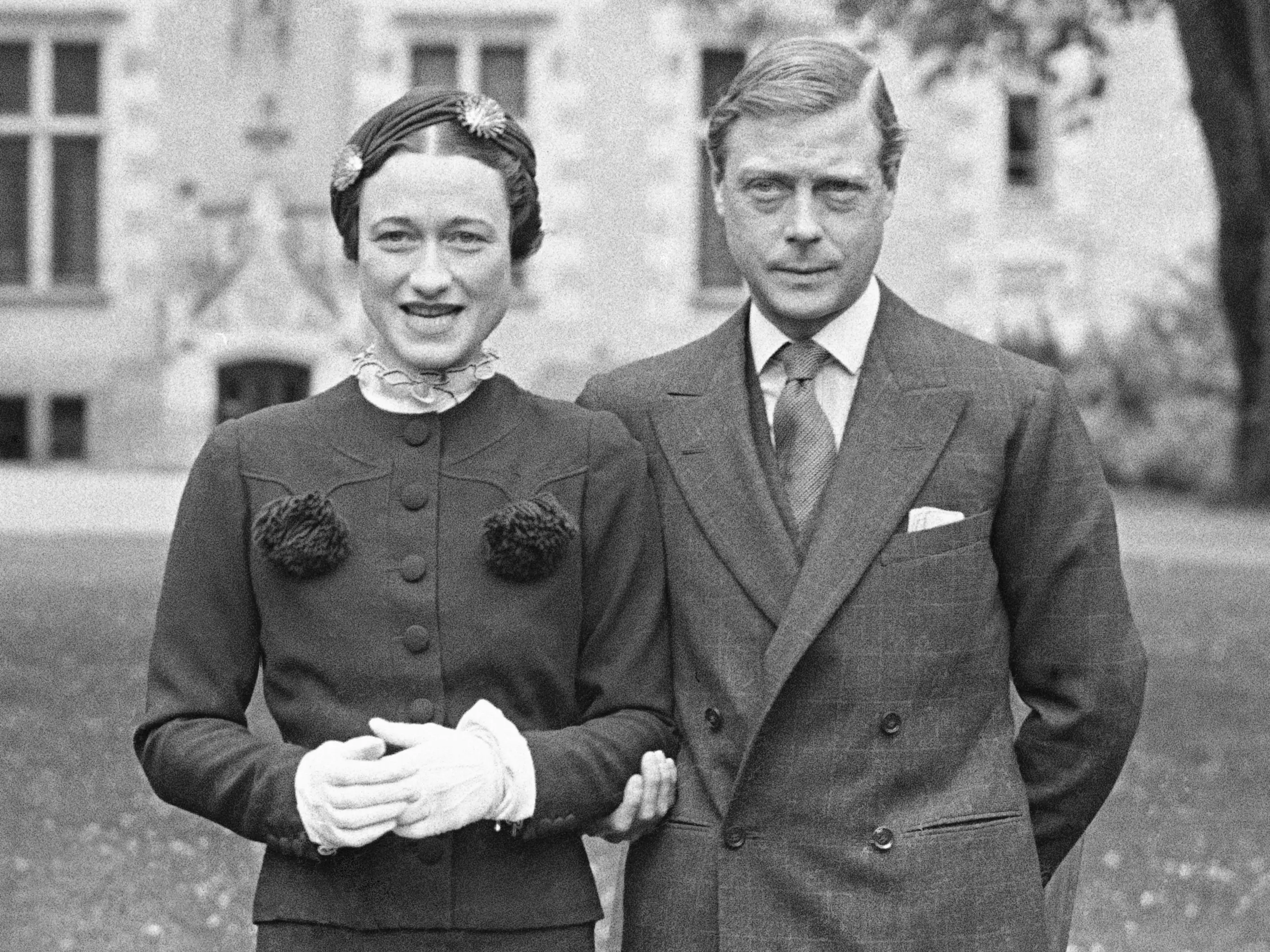 Wallis Simpson and Edward VIII pose for a photo