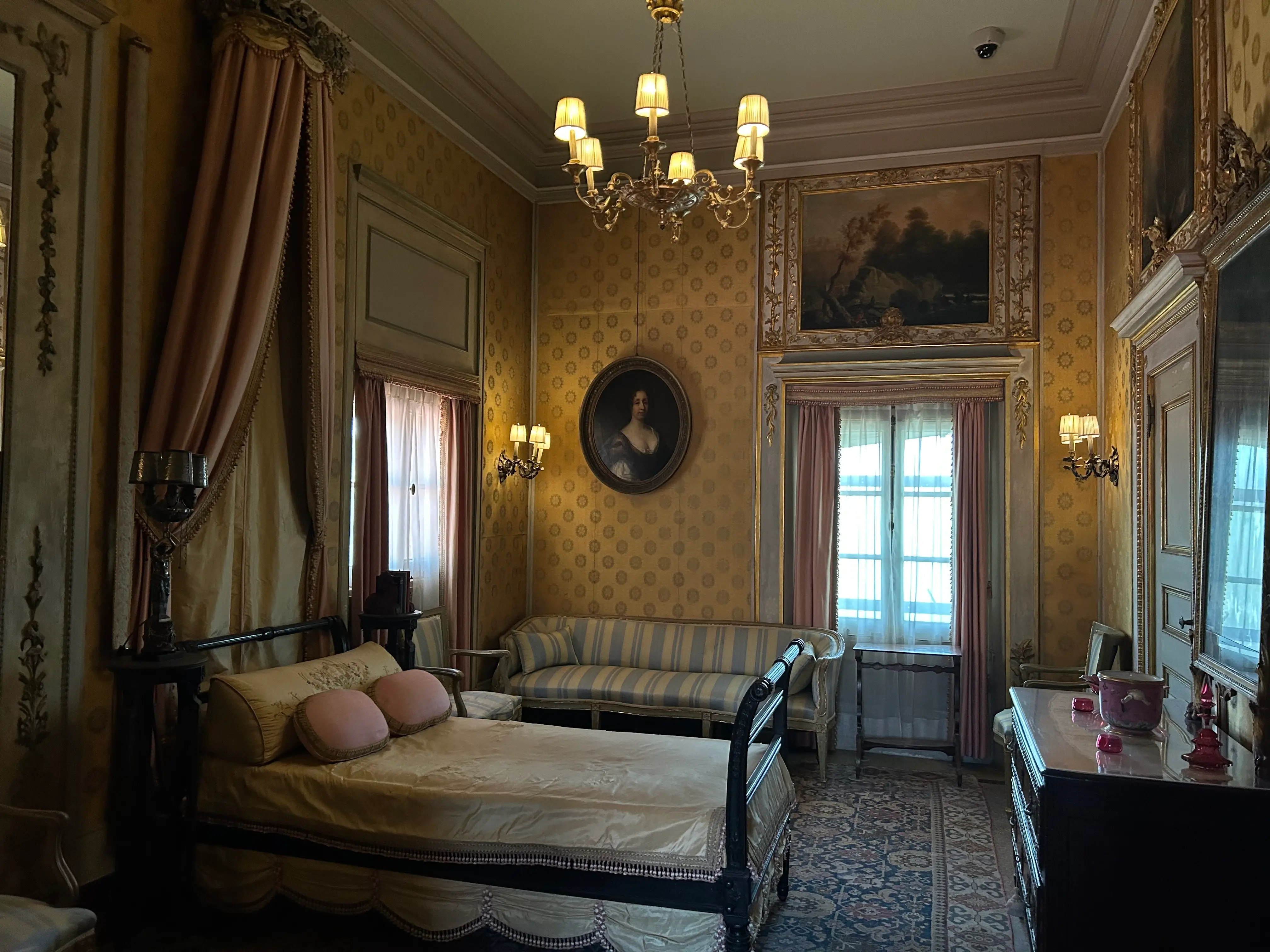 guest bedroom at villa vizcaya