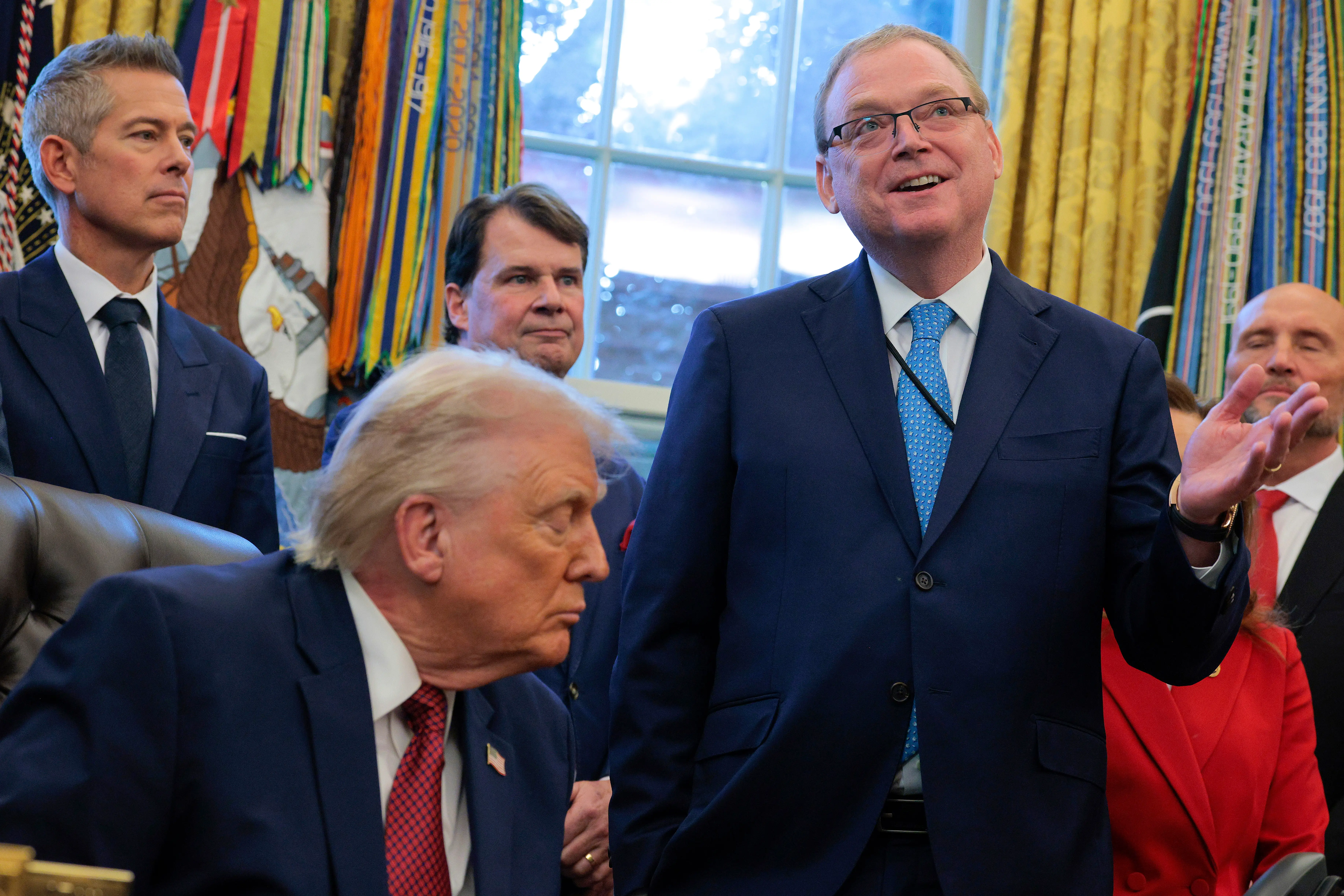 Kevin Hassett standing next to President Donald Trump in the Oval Office