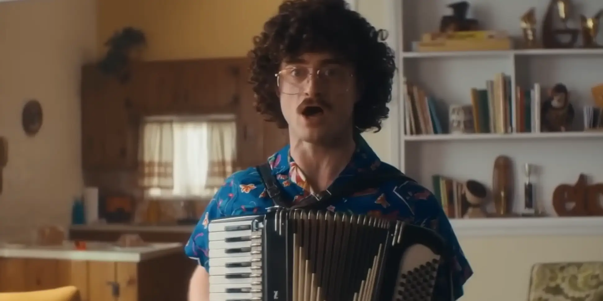 daniel radcliffe as al yankovic playing the accordian in weird the al yonkovic story