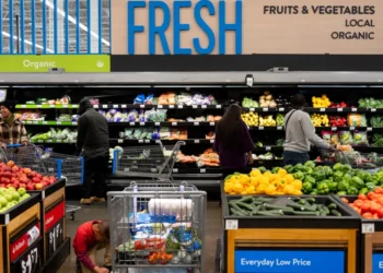 Walmart cracks into the $1 trillion club