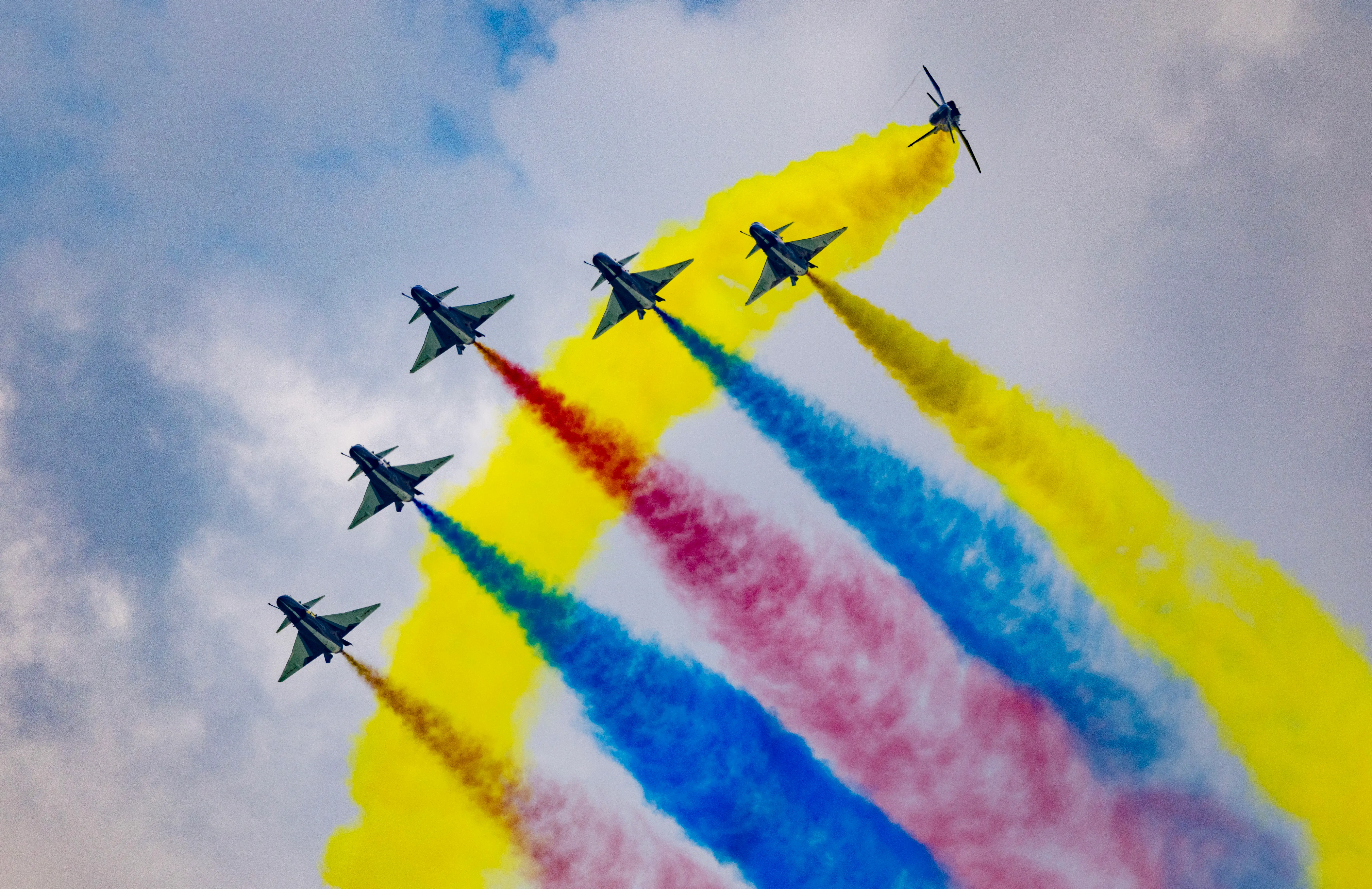 J-10 fighter jets of the Bayi Aerobatic Team of the Chinese People's Liberation Army Air Force perform during the 10th Singapore Airshow.