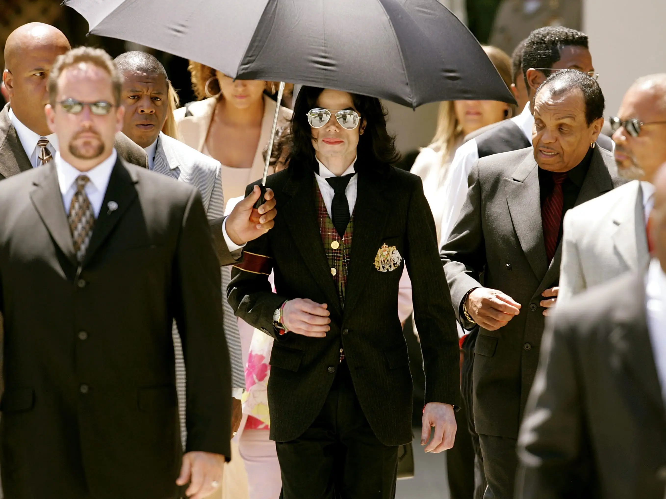 Singer Michael Jackson and his father Joseph Jackson depart the courthouse after listening to closing arguements in his child molestation trial at the Santa Barbara County Courthouse June 2, 2005