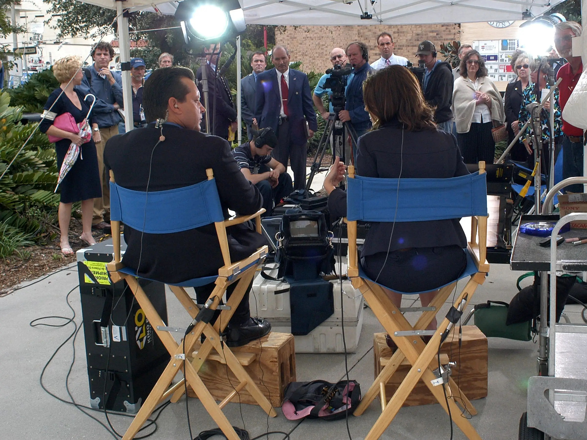 A crowd watches Joseph Brucia (L) speak with Court TV's Savannah Guthrie (R) during a break in the sentencing phase of Joseph Smith's murder trial November 28, 2005 in Sarasota, Florida.