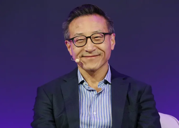 Alibaba’s cofounder Joe Tsai shares 2 traits good employees should have