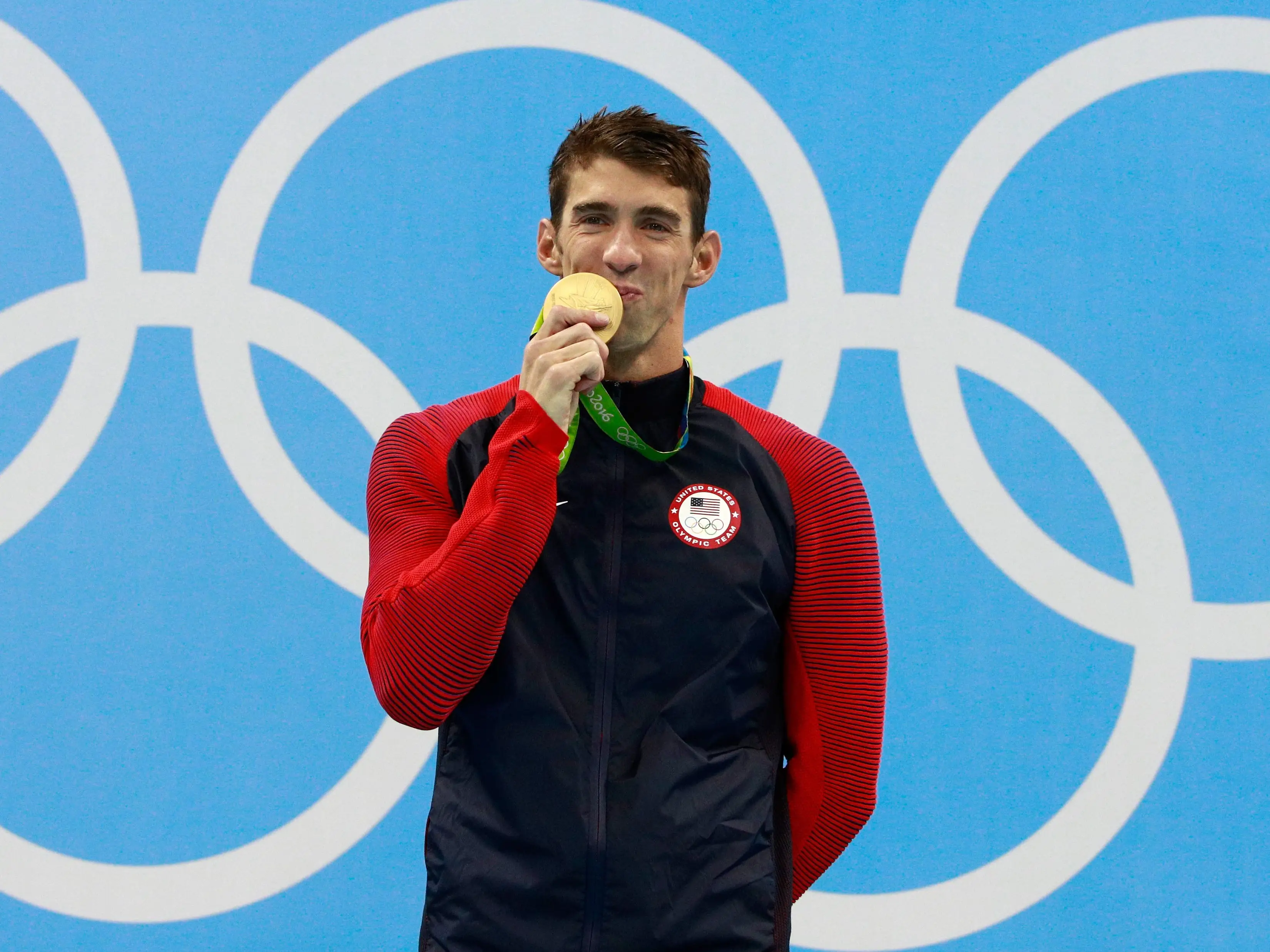 Michael Phelps of the US smiled and kissed his gold medal during the medal ceremony for the men's 200-meter individual medley in 2016.