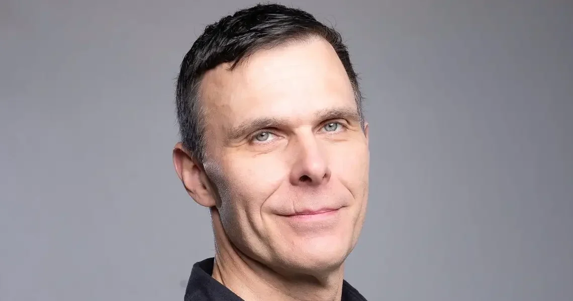 A longevity researcher shares his 4 habits for healthy aging, including outdoor stair-climbing and socializing more