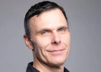 A longevity researcher shares his 4 habits for healthy aging, including outdoor stair-climbing and socializing more