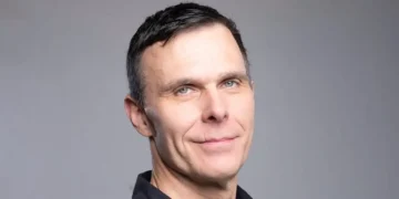 A longevity researcher shares his 4 habits for healthy aging, including outdoor stair-climbing and socializing more