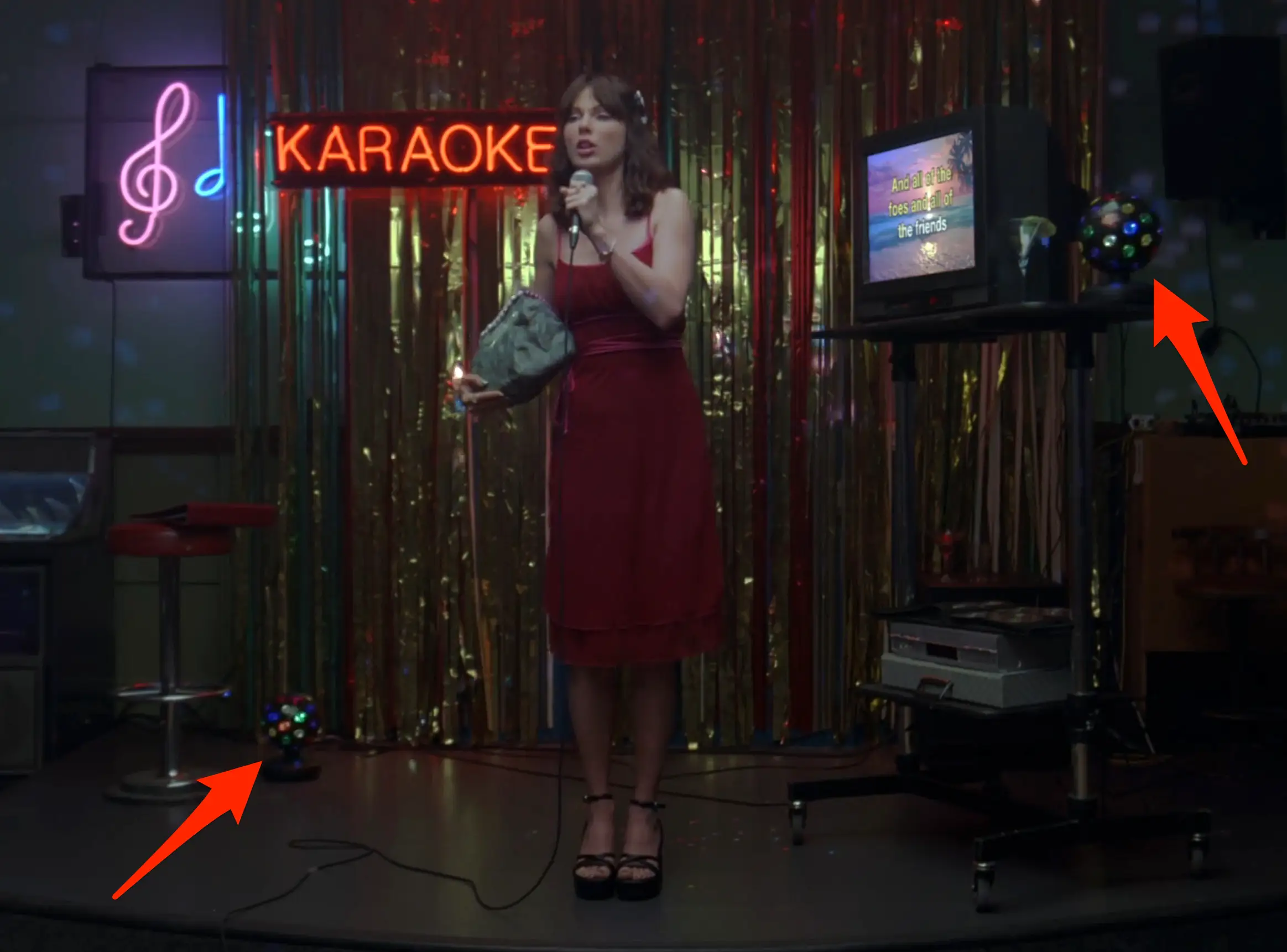 Taylor Swift sings karaoke in the 