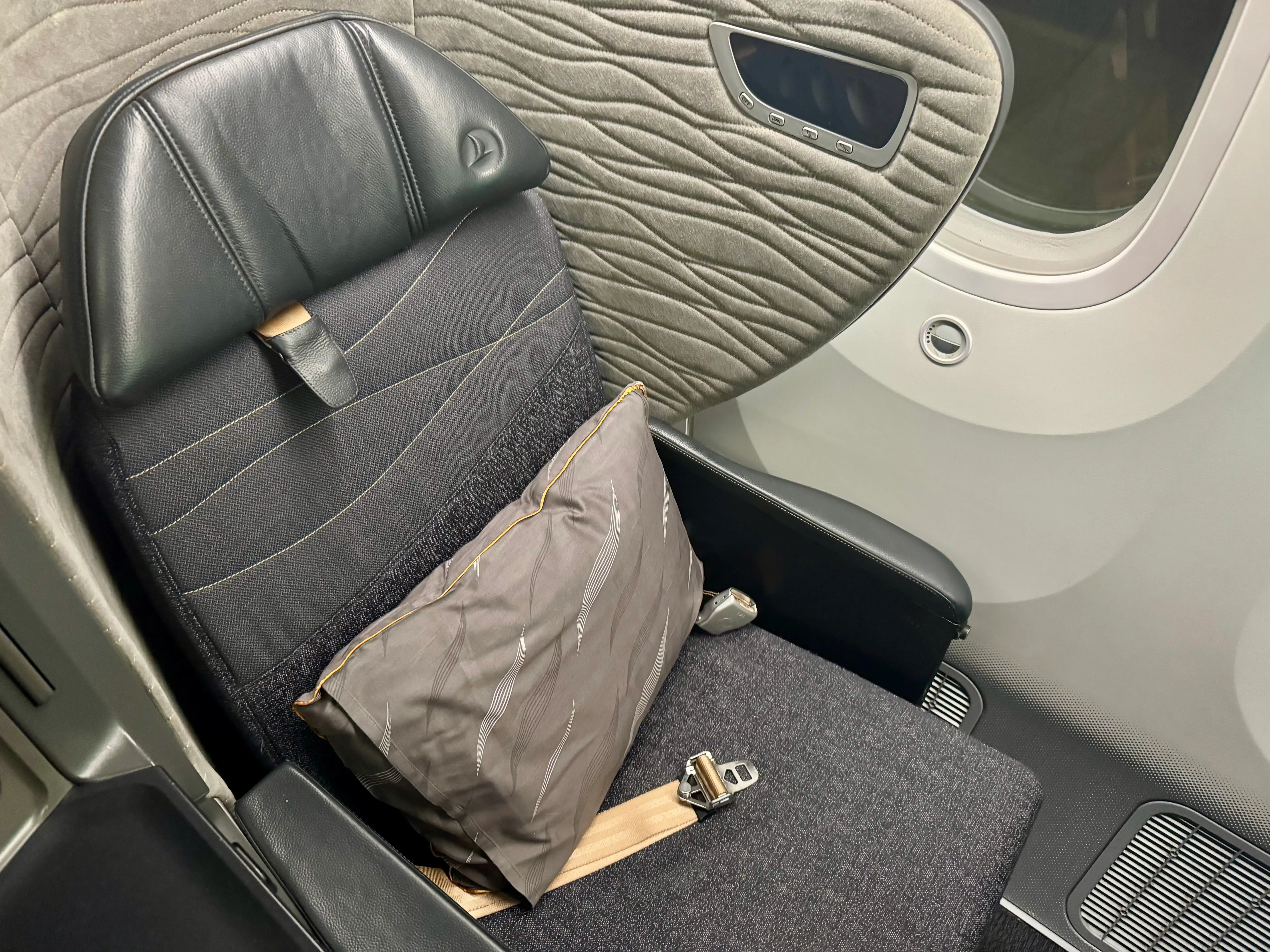 The author's grey business class seat on Turkish 787.