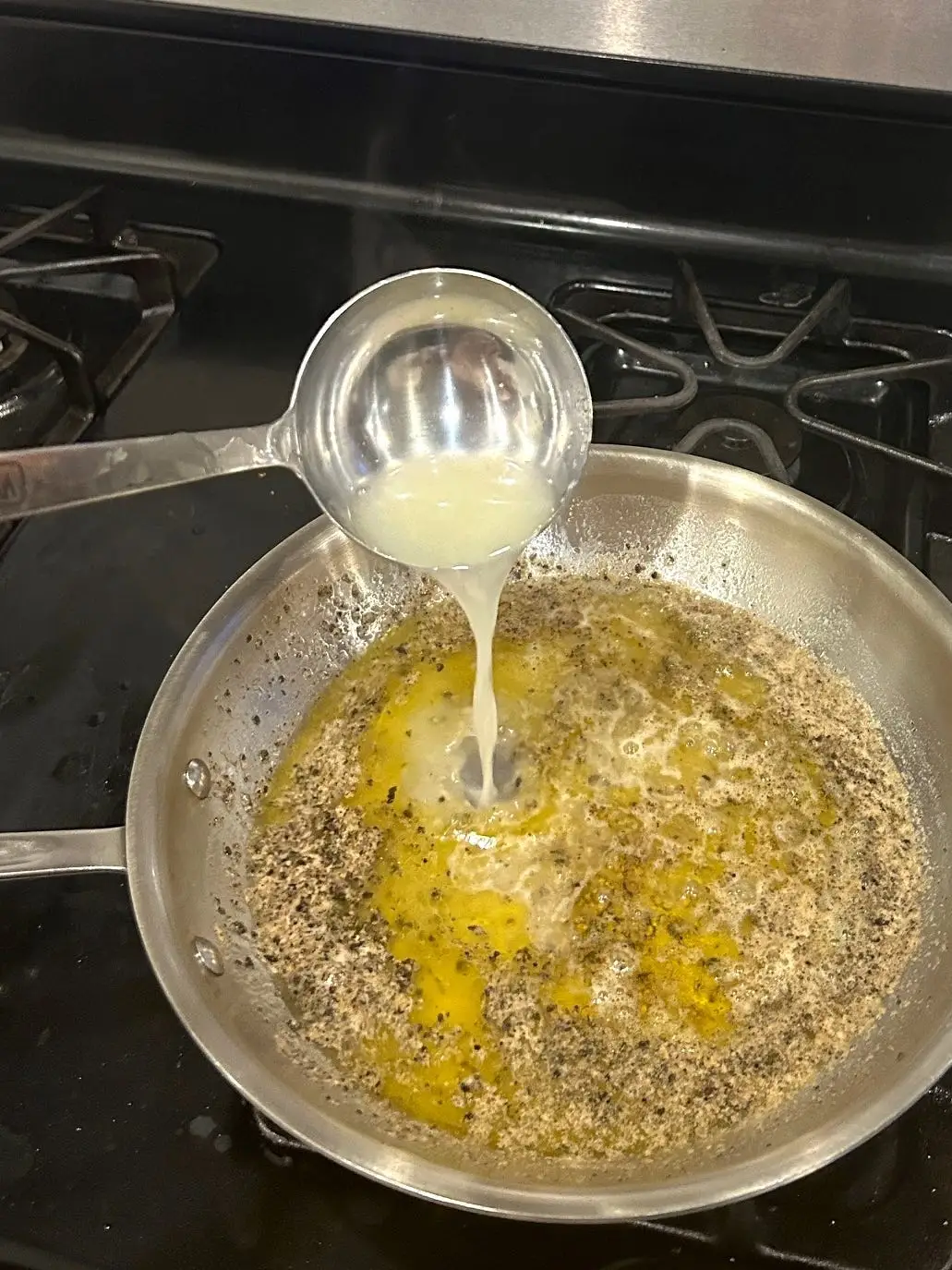 Adding pasta water to the sauce for Gordon Ramsay's cacio e pepe