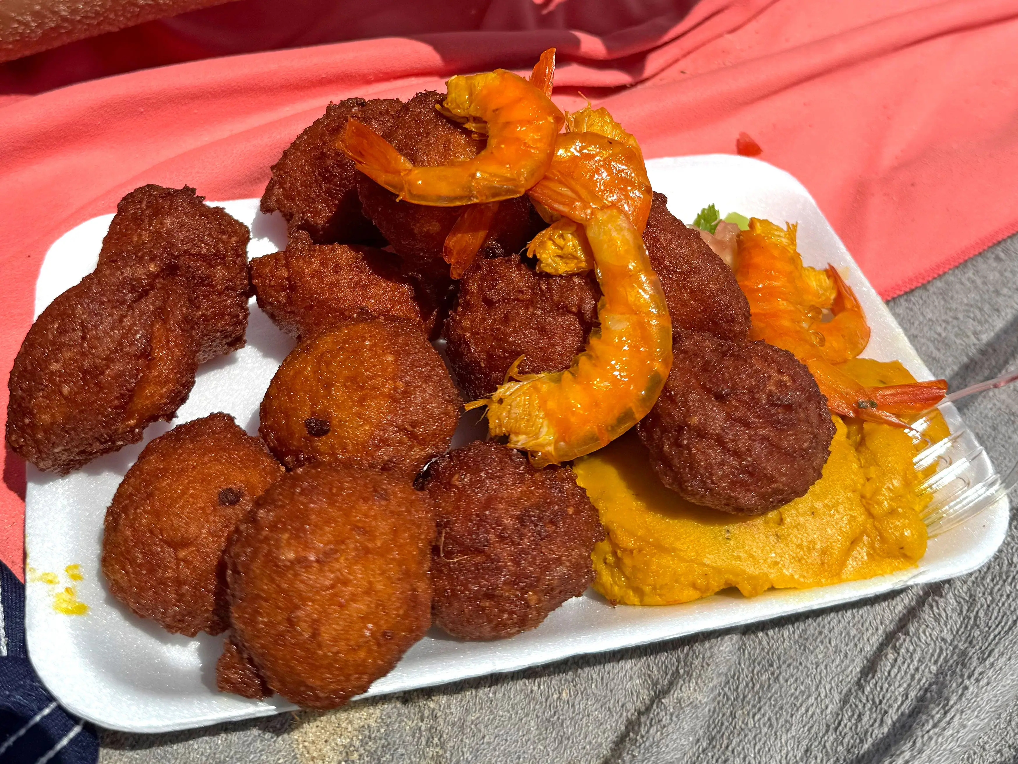 A plate of acarajé with shrimp.