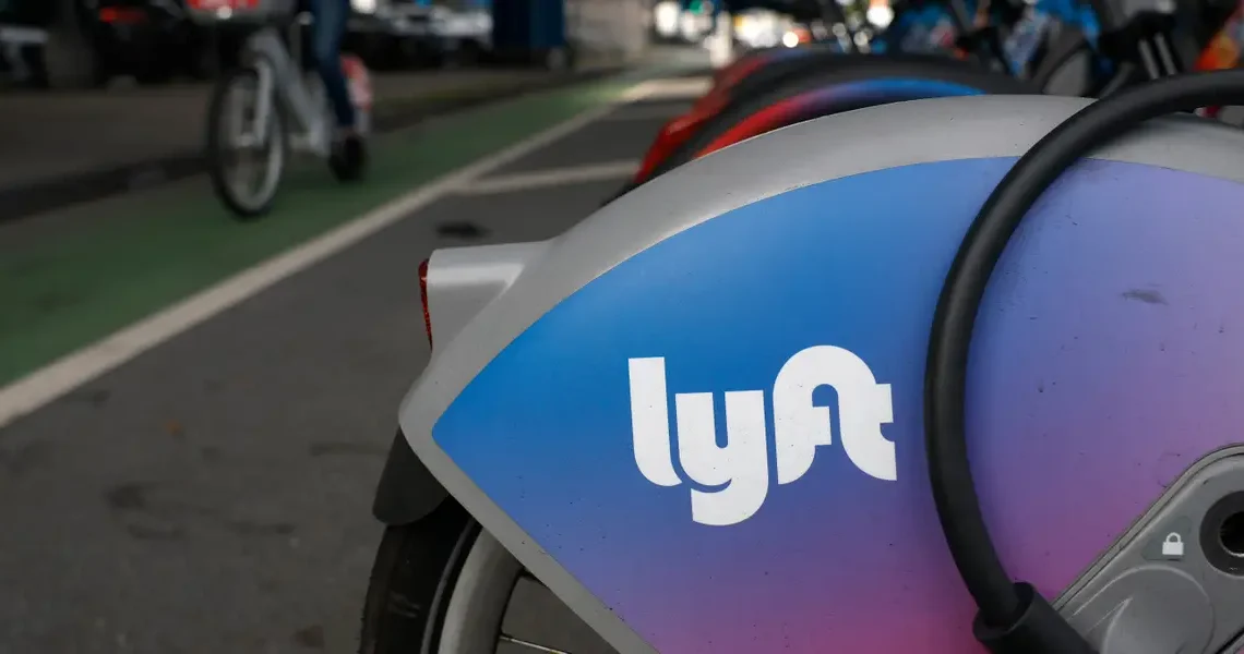 Lyft’s stock plummets 16% as a disappointing quarter presents a setback for its comeback story