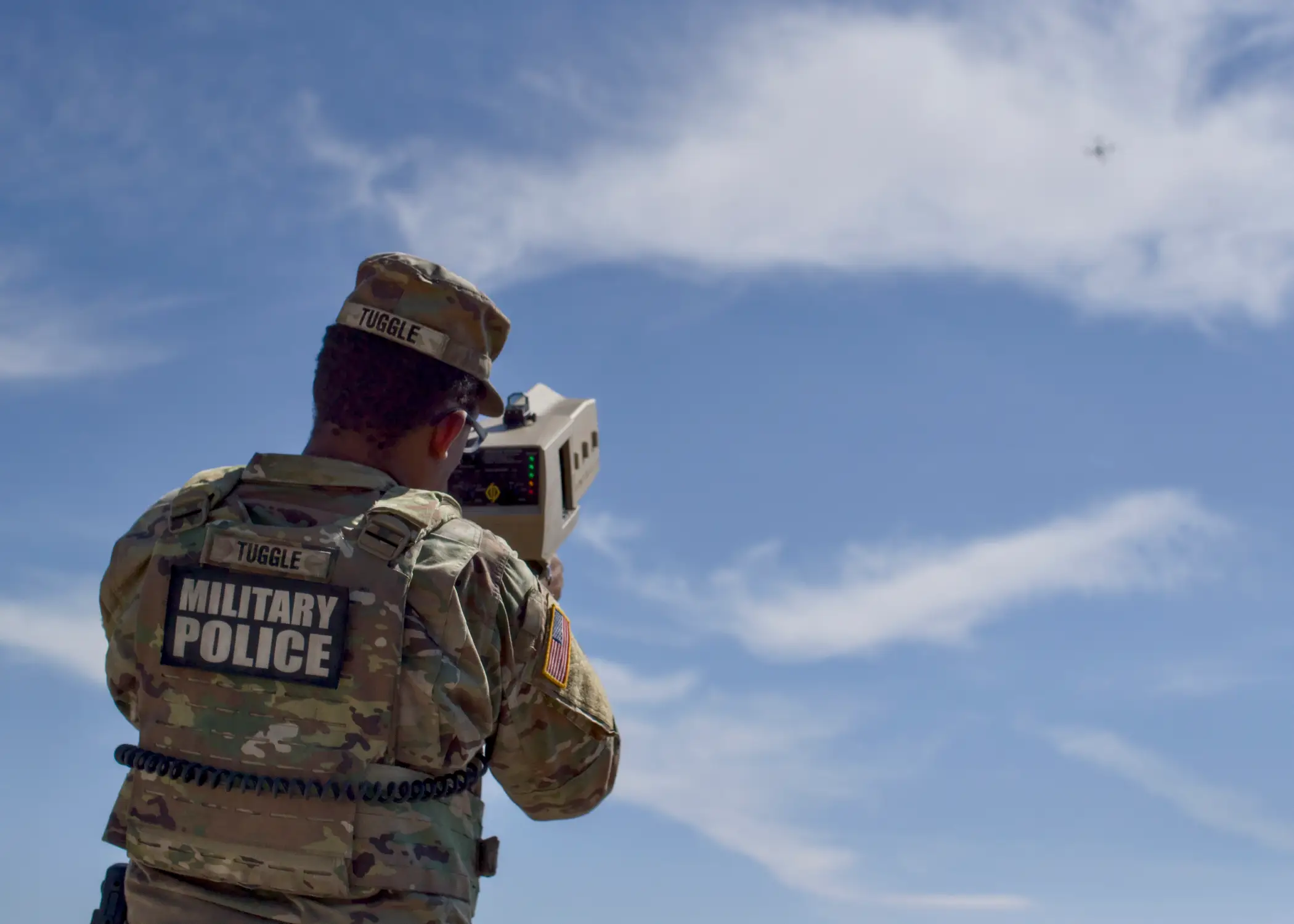 A Fort Bliss Law Enforcement Activity Military Police Company Soldier engages a simulated enemy drone with a handheld counter-unmanned aircraft system during an integrated protection exercise at Fort Bliss, Texas, August 20, 2025.