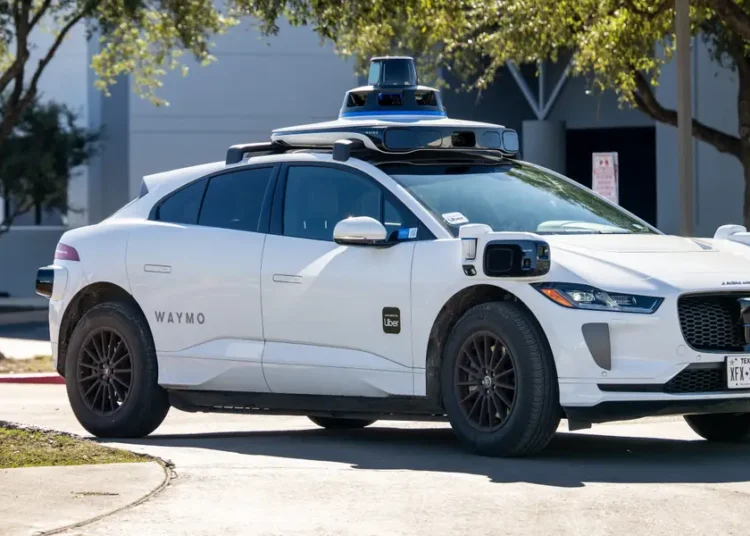 Waymo is giving DoorDash drivers money to help shut the doors on its robotaxis