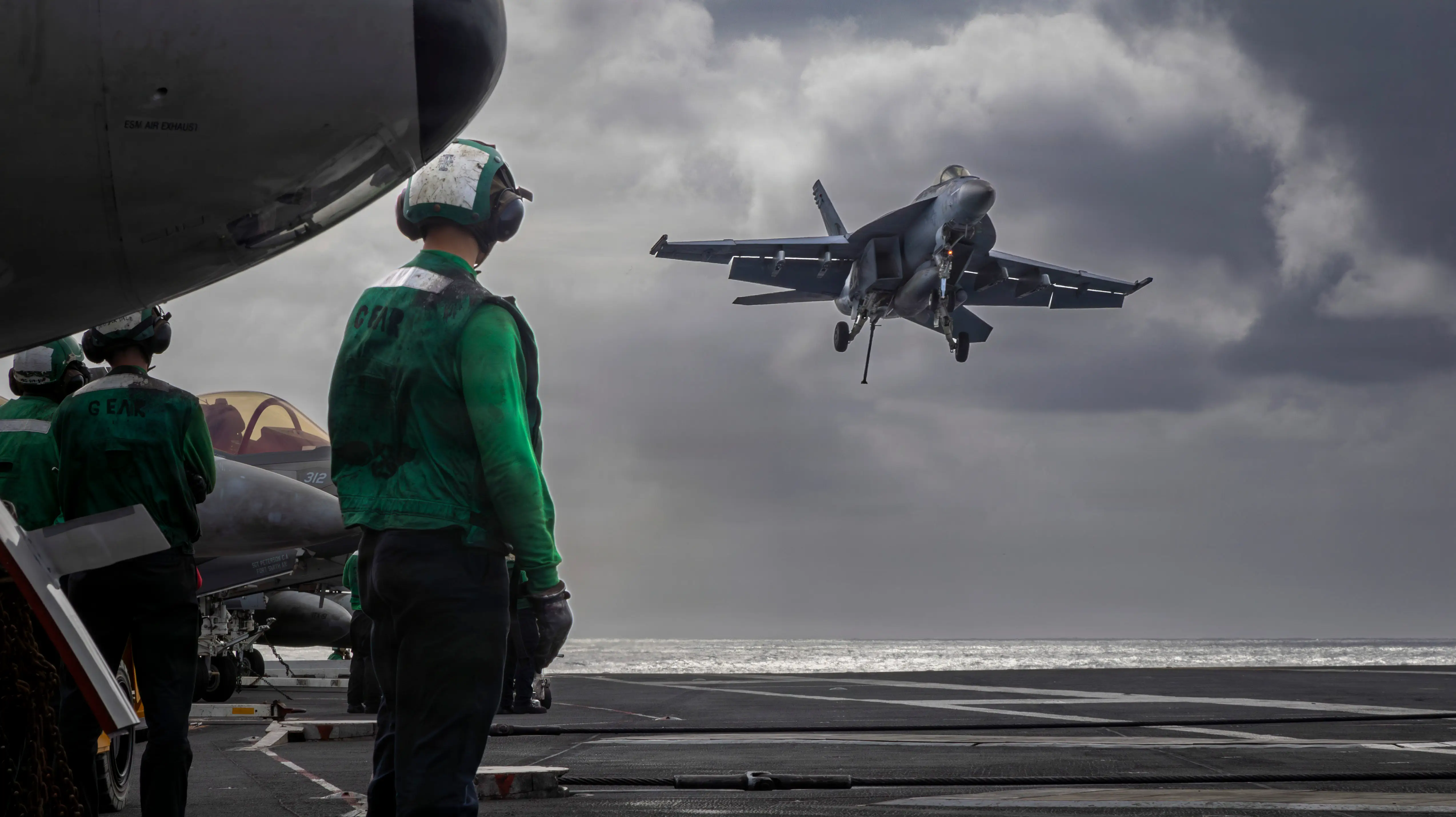 An F/A-18E Super Hornet, attached to Strike Fighter Squadron (VFA) 14, prepares to make an arrested landing on the flight deck of Nimitz-class aircraft carrier USS Abraham Lincoln (CVN 72) on Jan. 9, 2026.