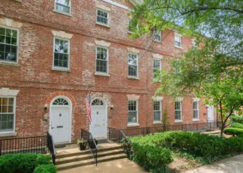 This Washington, DC, rowhouse was built during George Washington’s presidency. Now it’s on the market for $1.3 million.