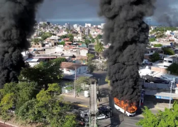 Photos show burned-out cars, empty streets, and airport chaos in Mexico after a major cartel leader was killed