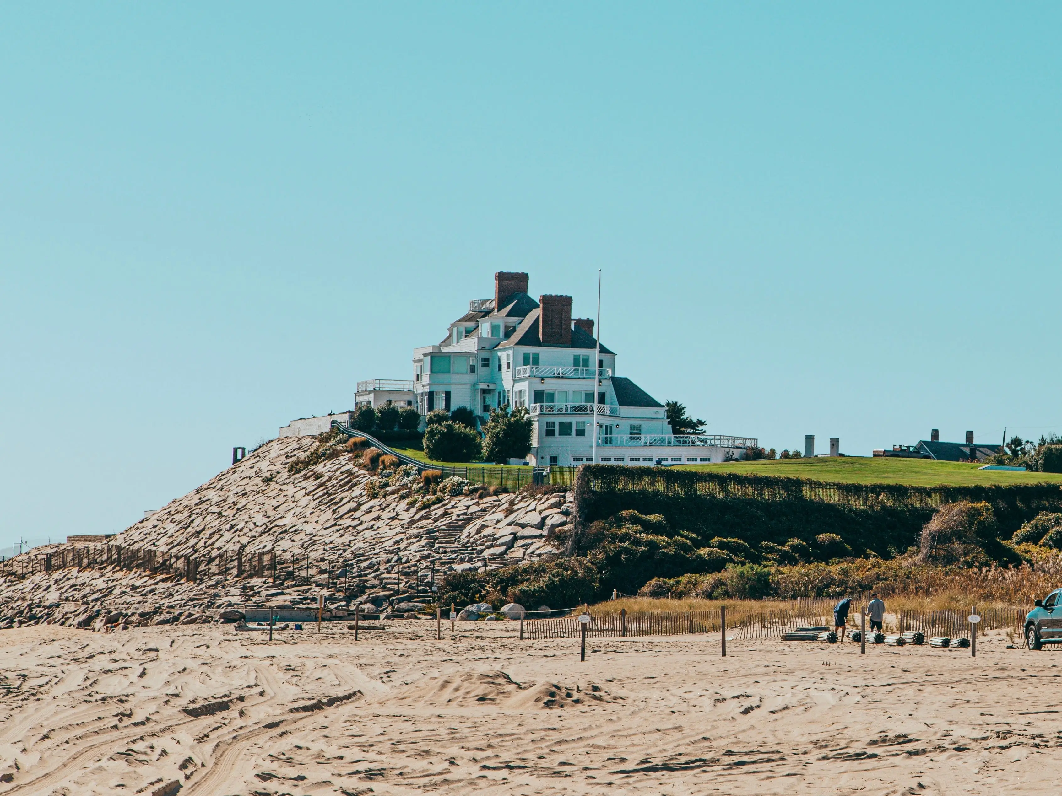 taylor swift's watch hill rhode island mansion sits on top of a hill overlooking a shoreline