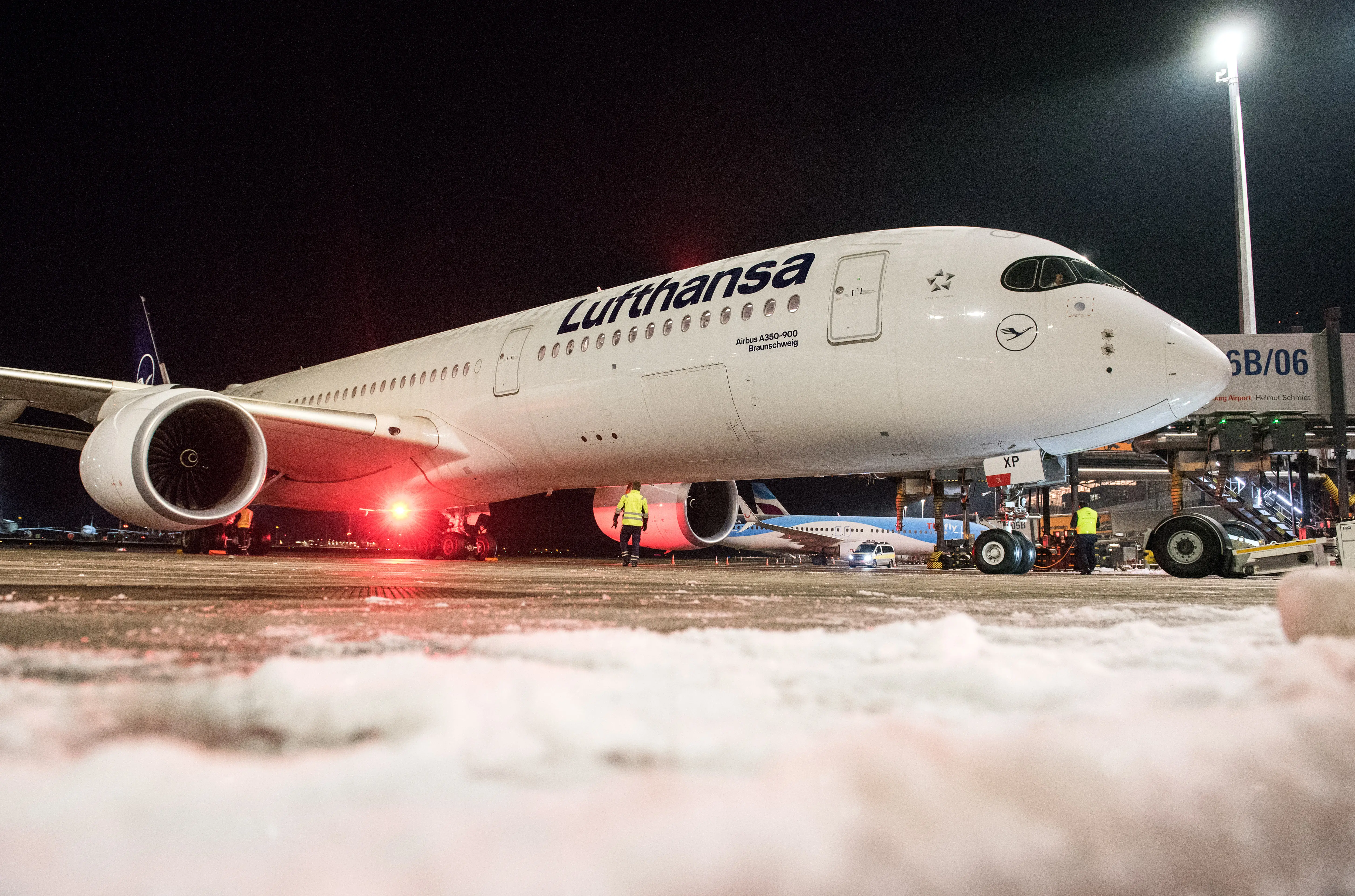 An Airbus A350-900 is preparing for the longest non-stop flight in the history of Lufthansa on Sunday night at Hamburg Airport.