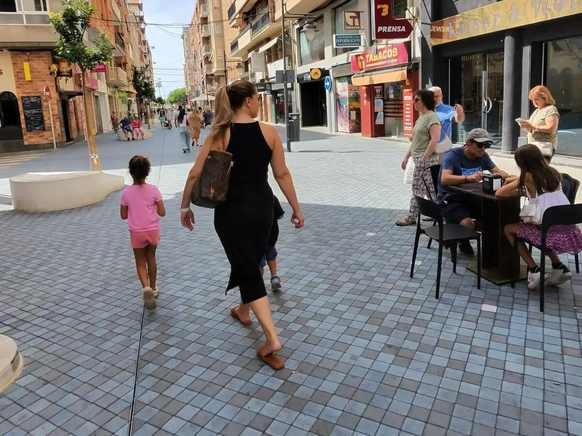 Izabela Oquendo and her daughter walking throughout a Spanish town.