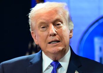 Fabulist Trump, 79, Boasts ‘Powerful Man’ Wanted to Kiss Him