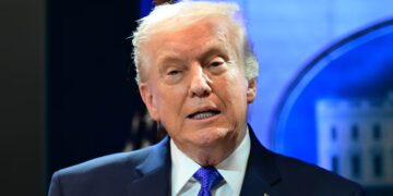 Fabulist Trump, 79, Boasts ‘Powerful Man’ Wanted to Kiss Him