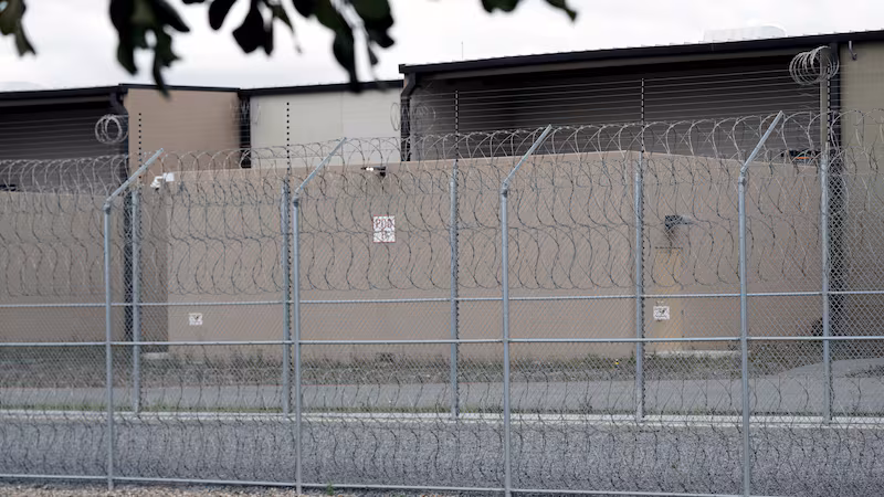 ice_detention_q5khfz