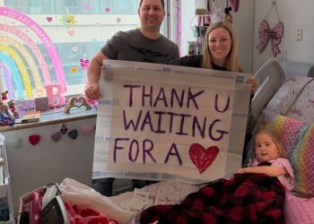Construction workers bond with girl, 4, who had sign: ‘Waiting for a ♥’
