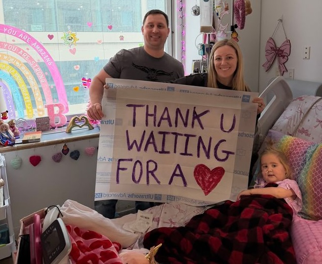 Construction workers bond with girl, 4, who had sign: ‘Waiting for a ♥’