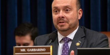 Moderate Republican willing to break with party is set to lead ICE hearing
