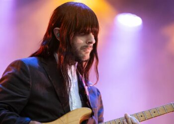 Khruangbin Guitarist Mark Speer Got Apprehensive Audiences to Clap With a Clever Video Game Trick