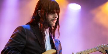 Khruangbin Guitarist Mark Speer Got Apprehensive Audiences to Clap With a Clever Video Game Trick