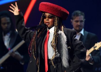 Ms. Lauryn Hill and Friends Honor Roberta Flack and D’Angelo With Rousing Performance