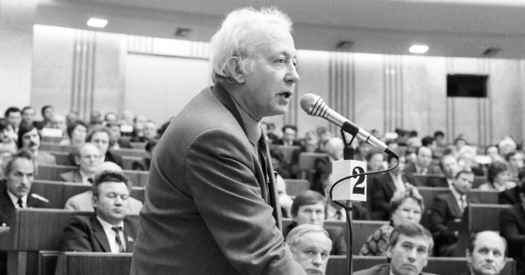 Roy Medvedev, Soviet Era Historian and Dissident, Is Dead at 100