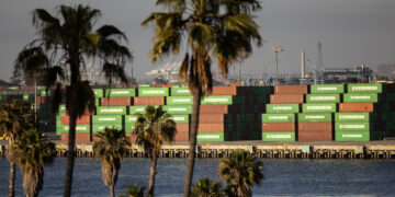 U.S. trade deficit remains high in 2025, despite Trump’s tariff policy