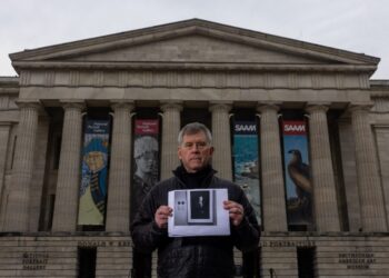 A professor challenged the Smithsonian. Security shut the gallery.