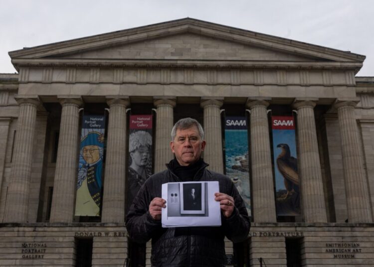 A professor challenged the Smithsonian. Security shut the gallery.