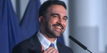 Trump’s Fav Dem Butters Him Up With Narcissistic Gift