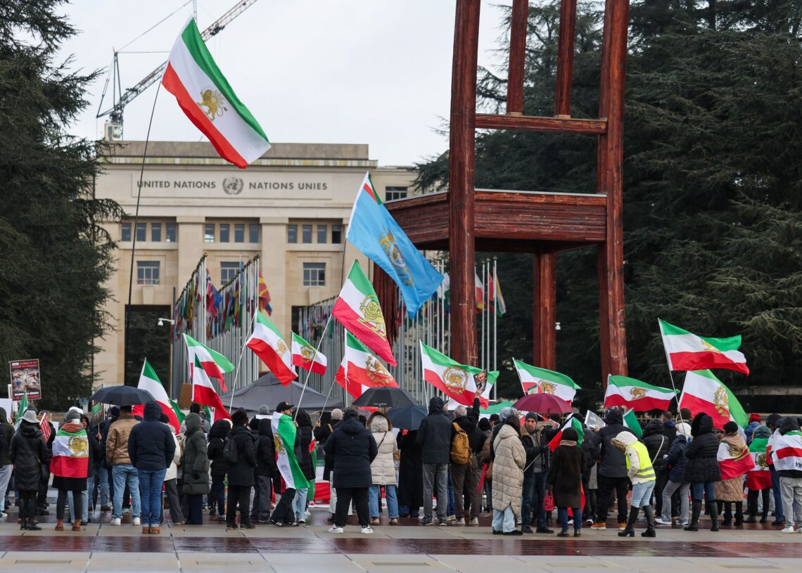 U.S. and Iran hold nuclear talks amid heavy military buildup