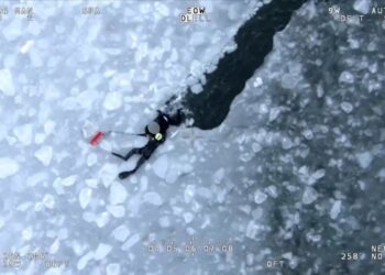 3 men rescued by NYPD after falling through ice in waters off NYC, dramatic video shows
