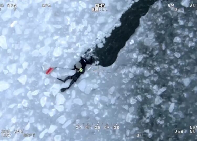 3 men rescued by NYPD after falling through ice in waters off NYC, dramatic video shows