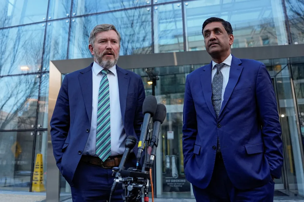 U.S. Representatives Thomas Massie (R¿KY) and Ro Khanna (D¿CA) speak to the media after viewing unredacted Jeffrey Epstein files at the Department of Justice office building in Washington, D.C., U.S., February 9, 2026. REUTERS/Kent Nishimura