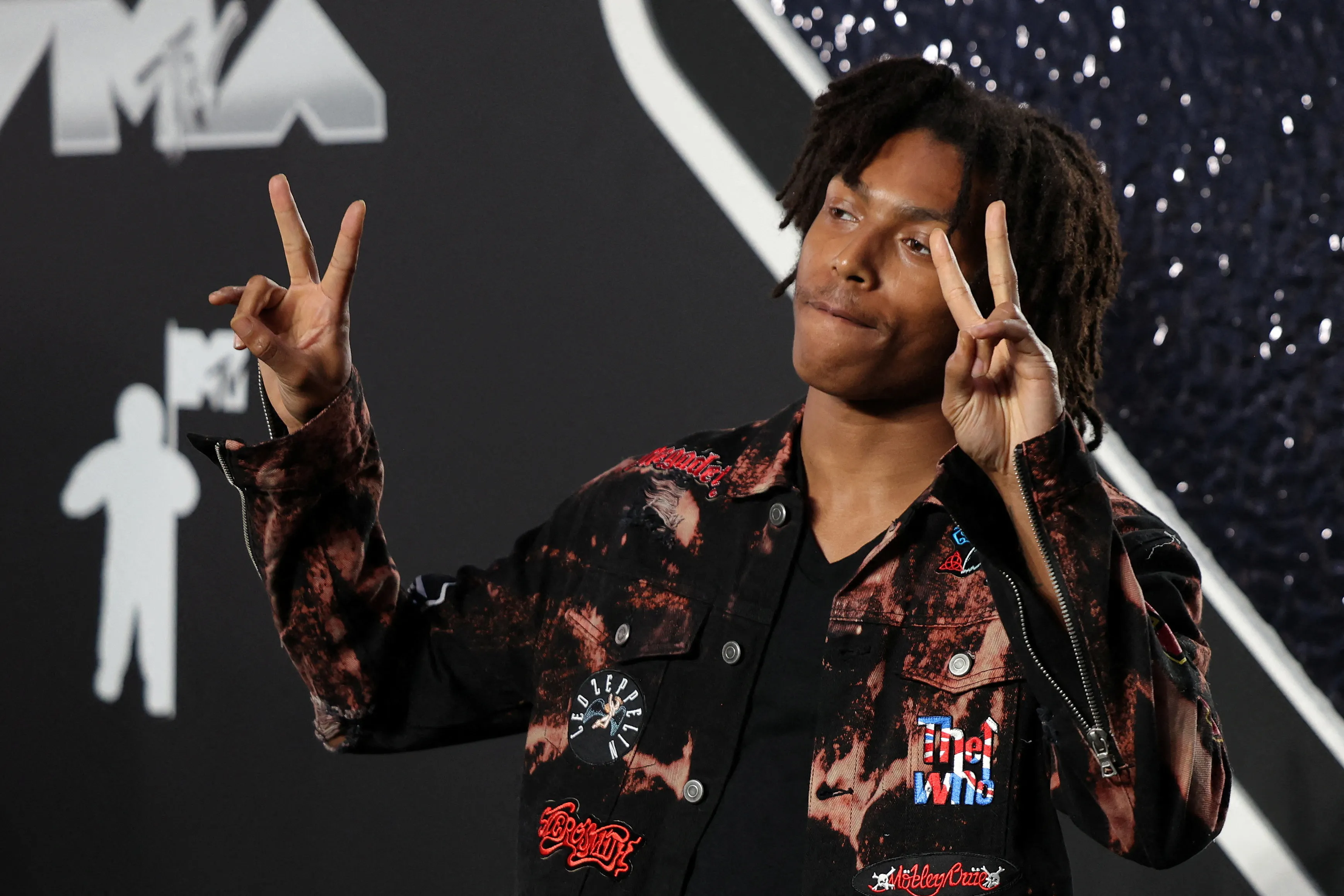 DJ Young Slade making a peace sign at the MTV Video Music Awards.